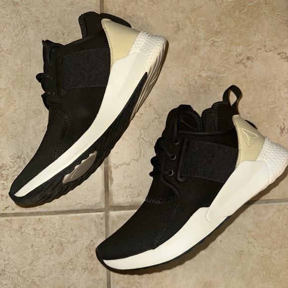 Reebok turn zone running shoes black white cream girls women’s size US 6.5 - Picture 2 of 5